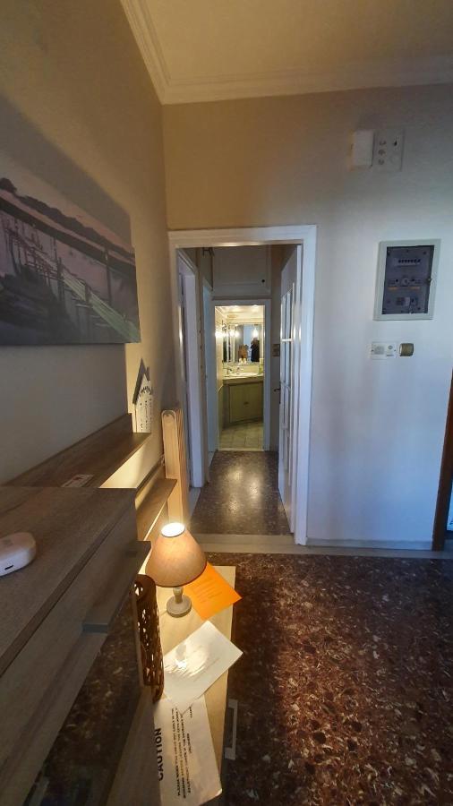 Pangsapuri 90 m² dengan 2 bilik tidur dan 1 bilik mandi peribadi di Pagrati Athens Luaran gambar