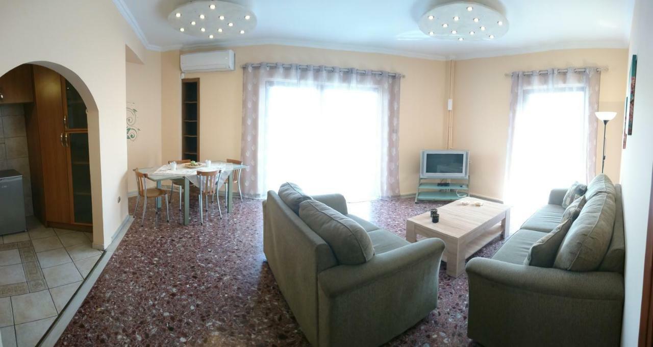 Pangsapuri 90 m² dengan 2 bilik tidur dan 1 bilik mandi peribadi di Pagrati Athens Luaran gambar