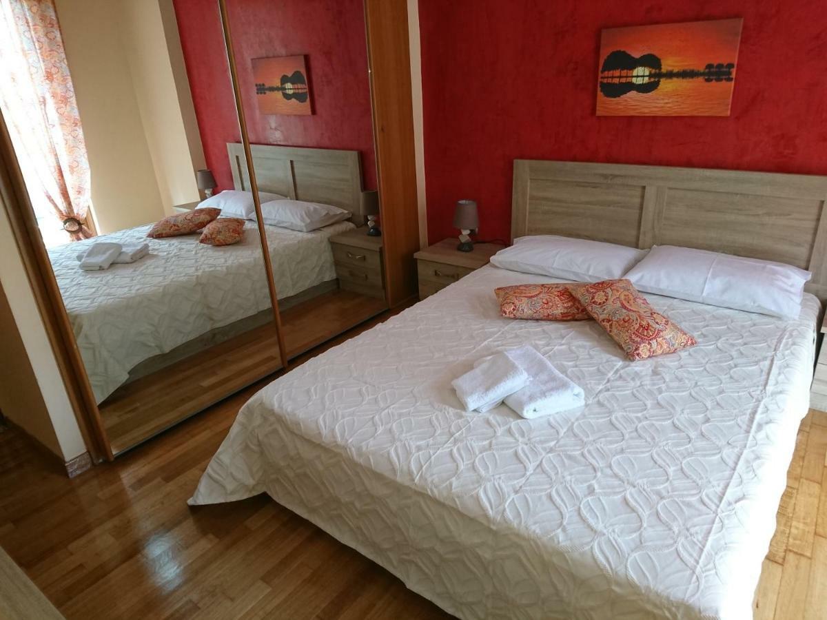 Pangsapuri 90 m² dengan 2 bilik tidur dan 1 bilik mandi peribadi di Pagrati Athens Luaran gambar